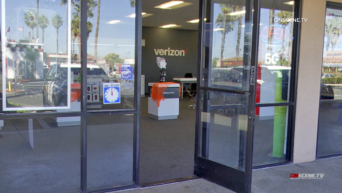 Clerk gave up several mobile phones to robber at this Verizon store.