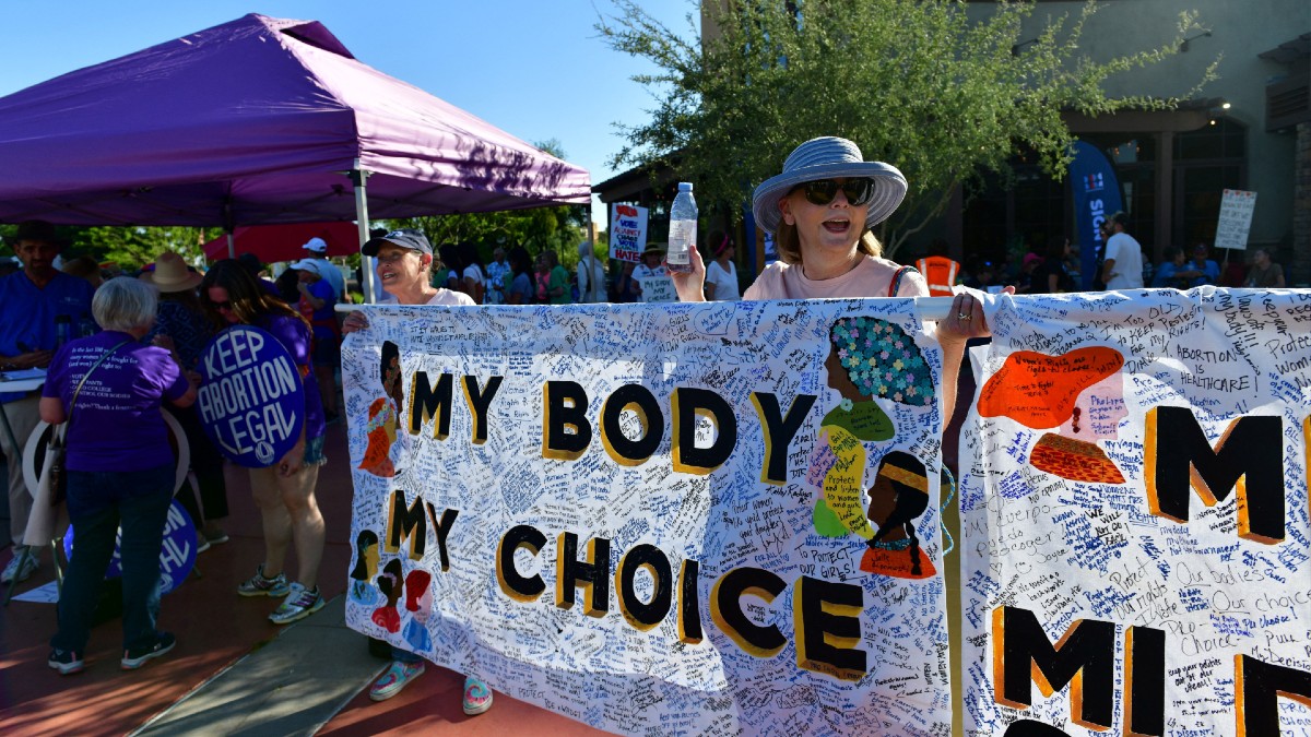 California Gov. Gavin Newsom Signs Bill to Offer Abortion Care for Arizona Residents - Vimarsana News