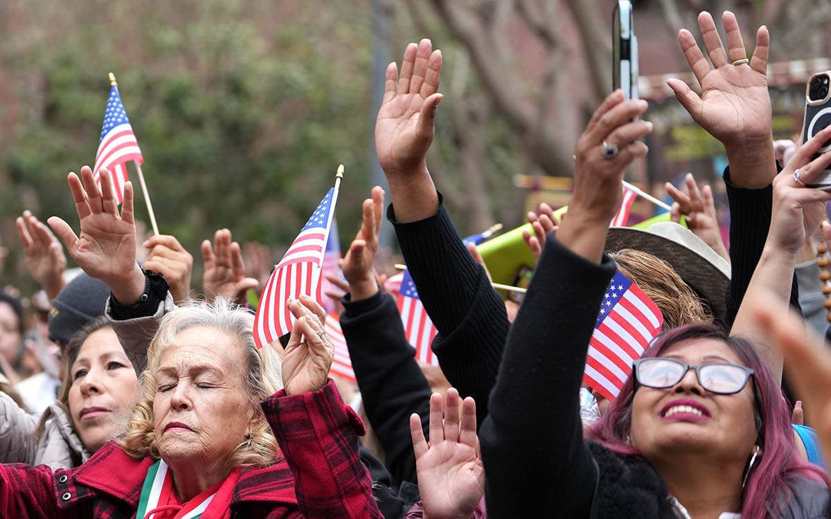 Lo que debes saber sobre la nueva política de “green cards” de la administración Trump