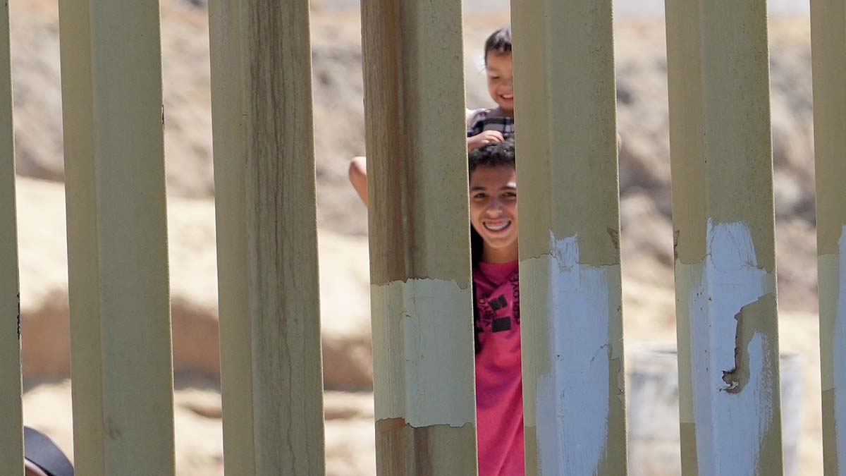 Appeals court says Trump administration must open borders to asylum-seekers