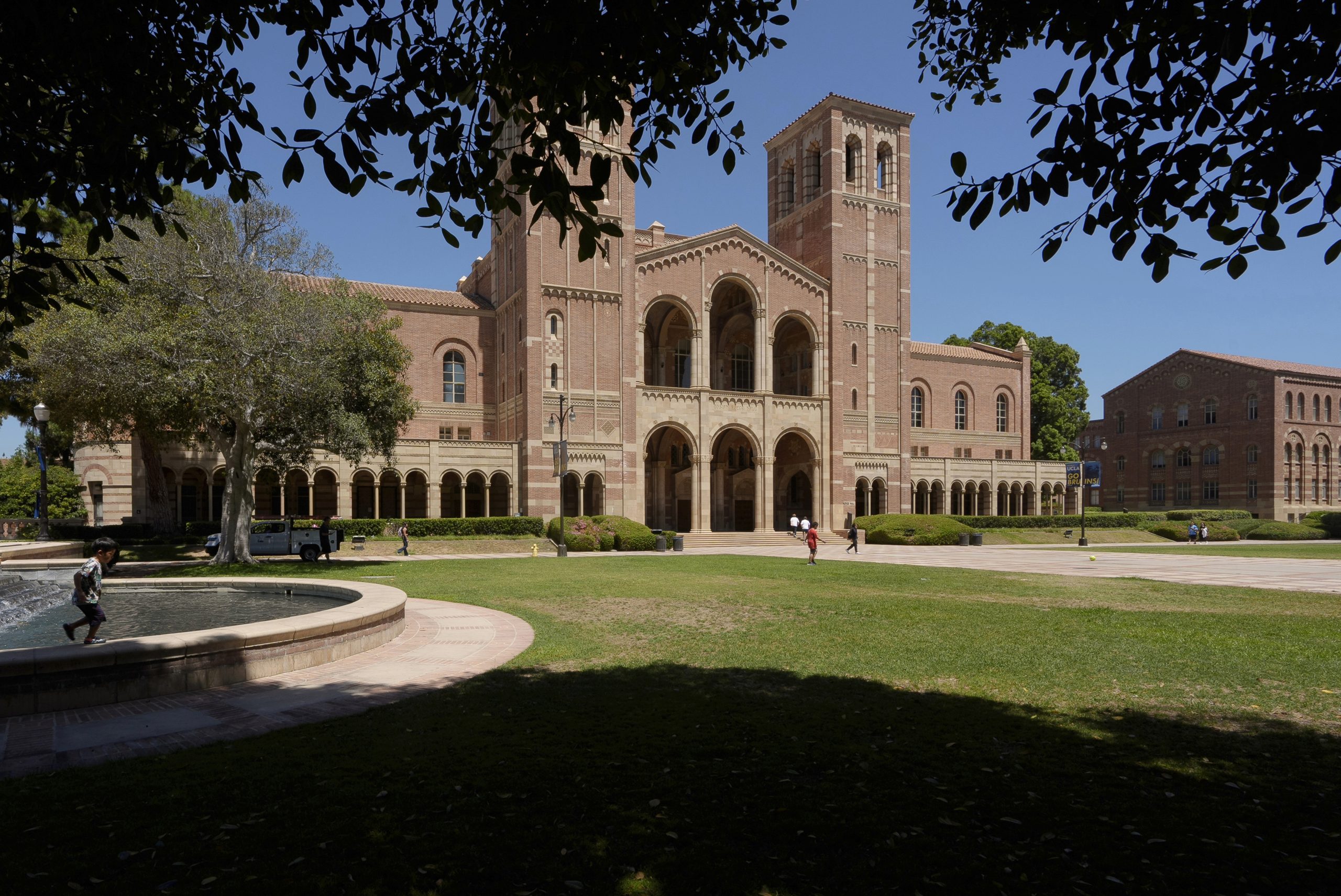 Judge orders restoration of $500 million in federal grant funding to UCLA