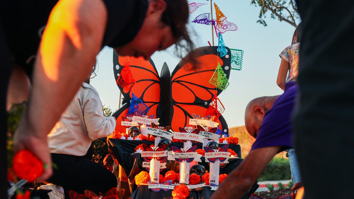 Advocates hold D&iacute;a de los Muertos vigil for immigration detainees who died in custody