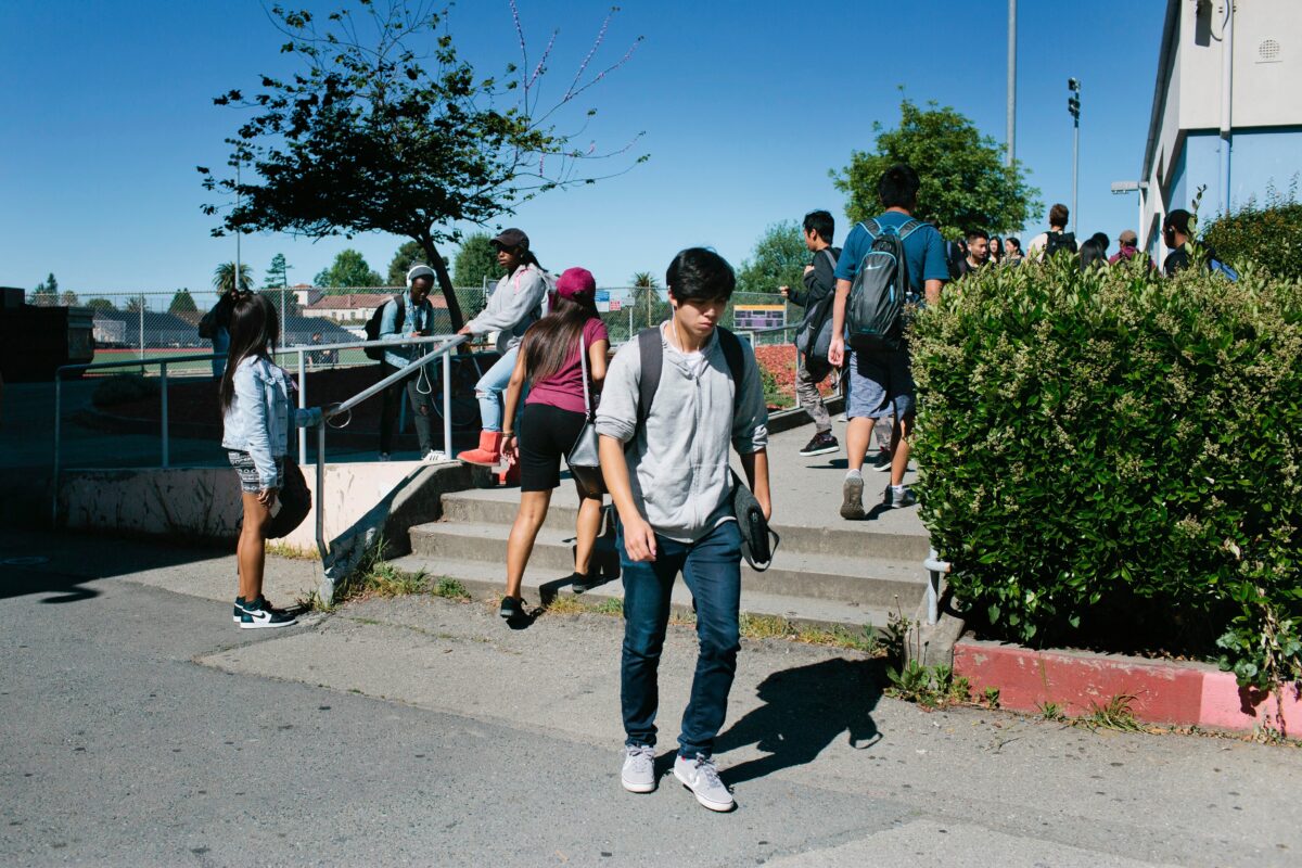 Escuelas de California enfrentan recortes presupuestales tras perder casi 75 mil estudiantes