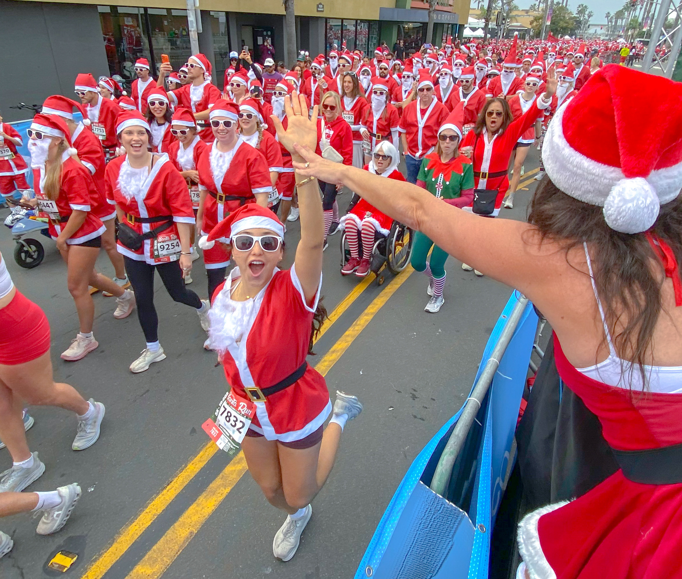 Aspiring Kris Kringles fit right in at San Diego Santa Run