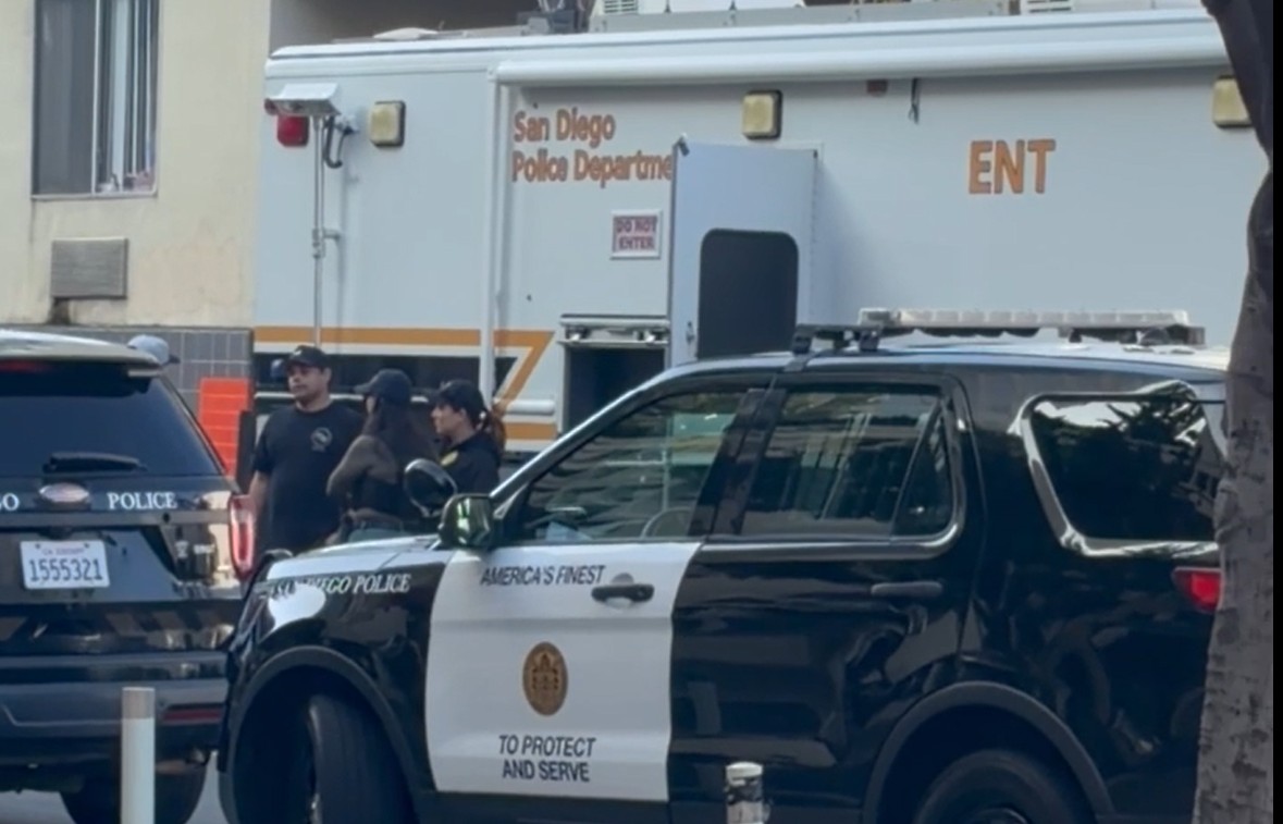 Police SWAT team responds to barricaded suspect in Gaslamp