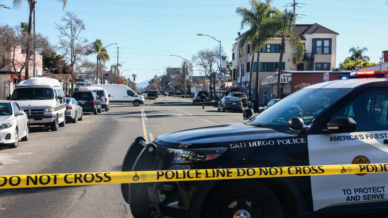 Man , woman found dead on street in Grant Hill , with 3 children in nearby car