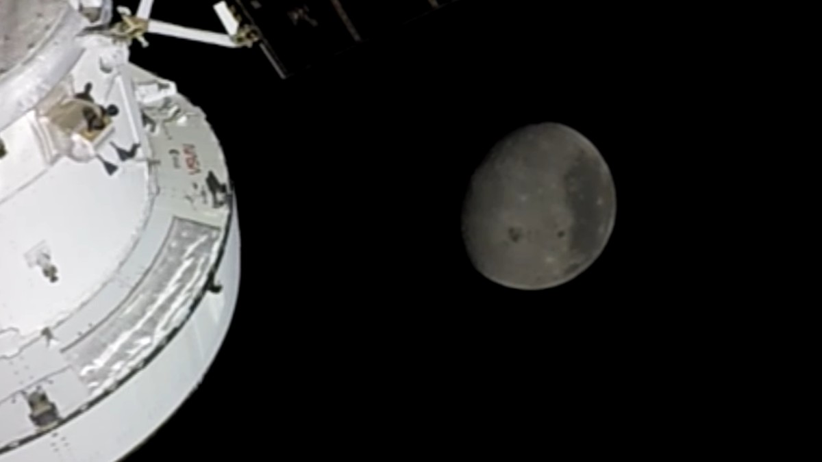 Artemis astronauts set distance record, round Moon before San Diego landing