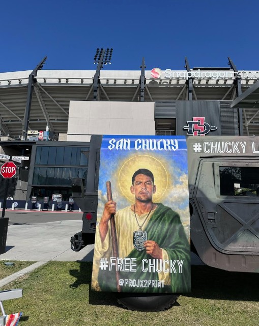 Fans frustrados ondean pancarta con la frase &lsquo;Liberen a Chucky&rsquo; en un vuelo sobre el estadio del SDFC