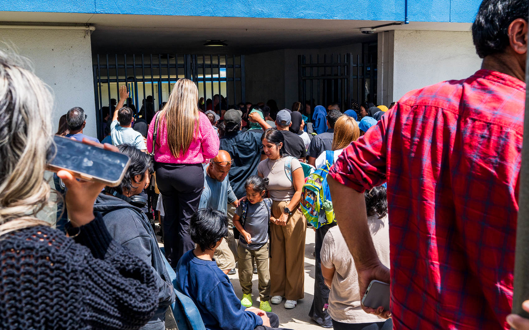 Padres entran en p&aacute;nico y acuden al &aacute;rea del Centro Isl&aacute;mico, donde hay aulas en el lugar y escuelas cercanas