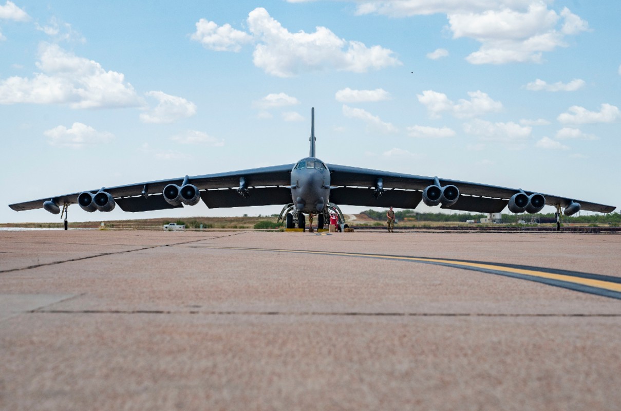 B-52 bomber crashes after takeoff at Edwards Air Force Base