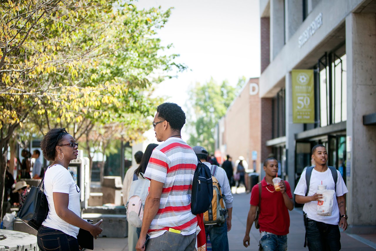 Millones estudian en los colegios comunitarios de California. Muchos no logran transferirse a una universidad de cuatro años. Millones estudian en los colegios comunitarios de California. Muchos no logran transferirse a una universidad de cuatro años.