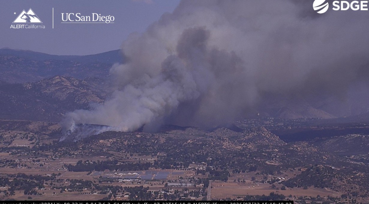 Brush fire in Ramona threatens homes, leading to evacuation orders