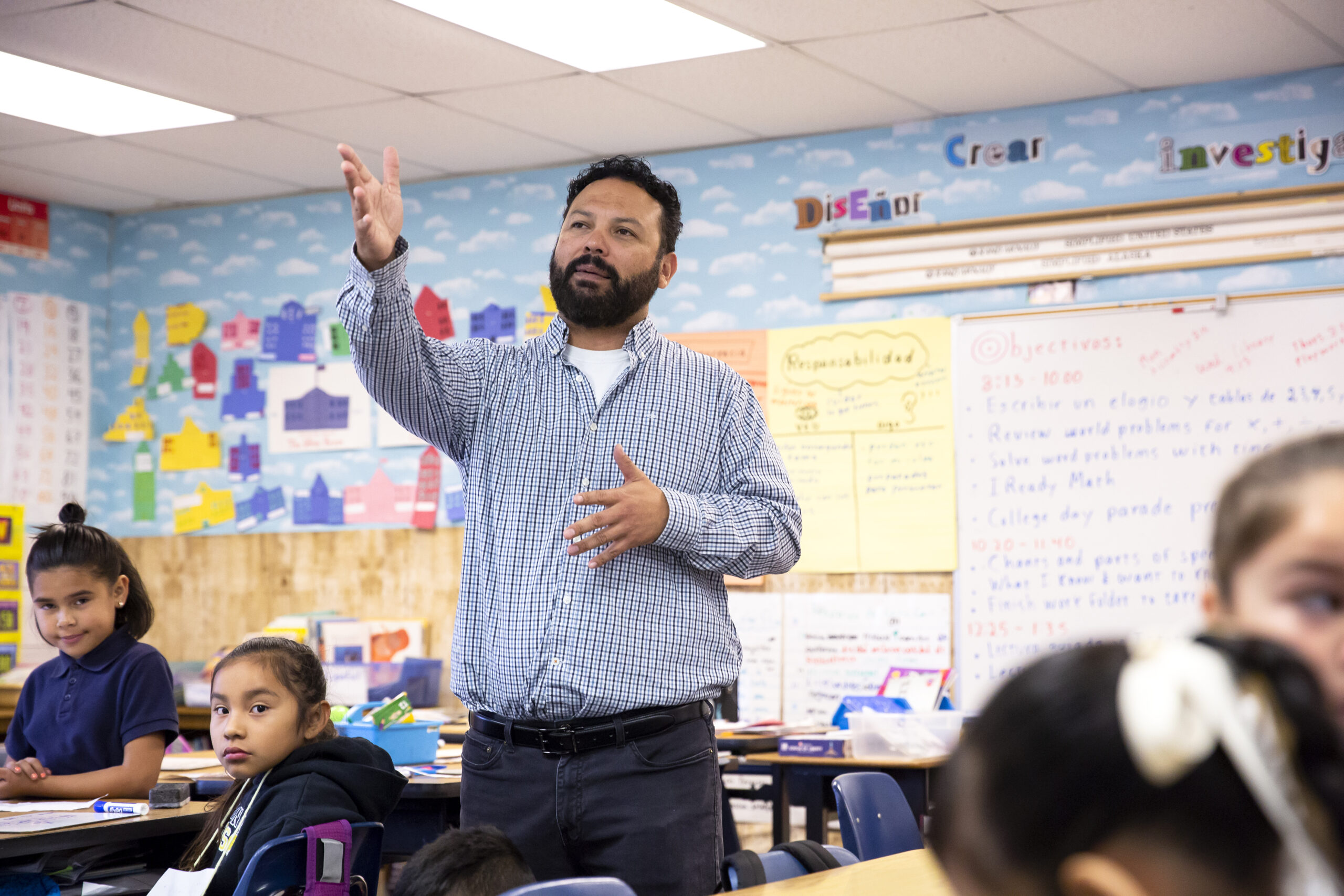 Ante escasez de maestros bilingües, escuelas de California recurren a estudiantes de preparatoria Ante escasez de maestros bilingües, escuelas de California recurren a estudiantes de preparatoria