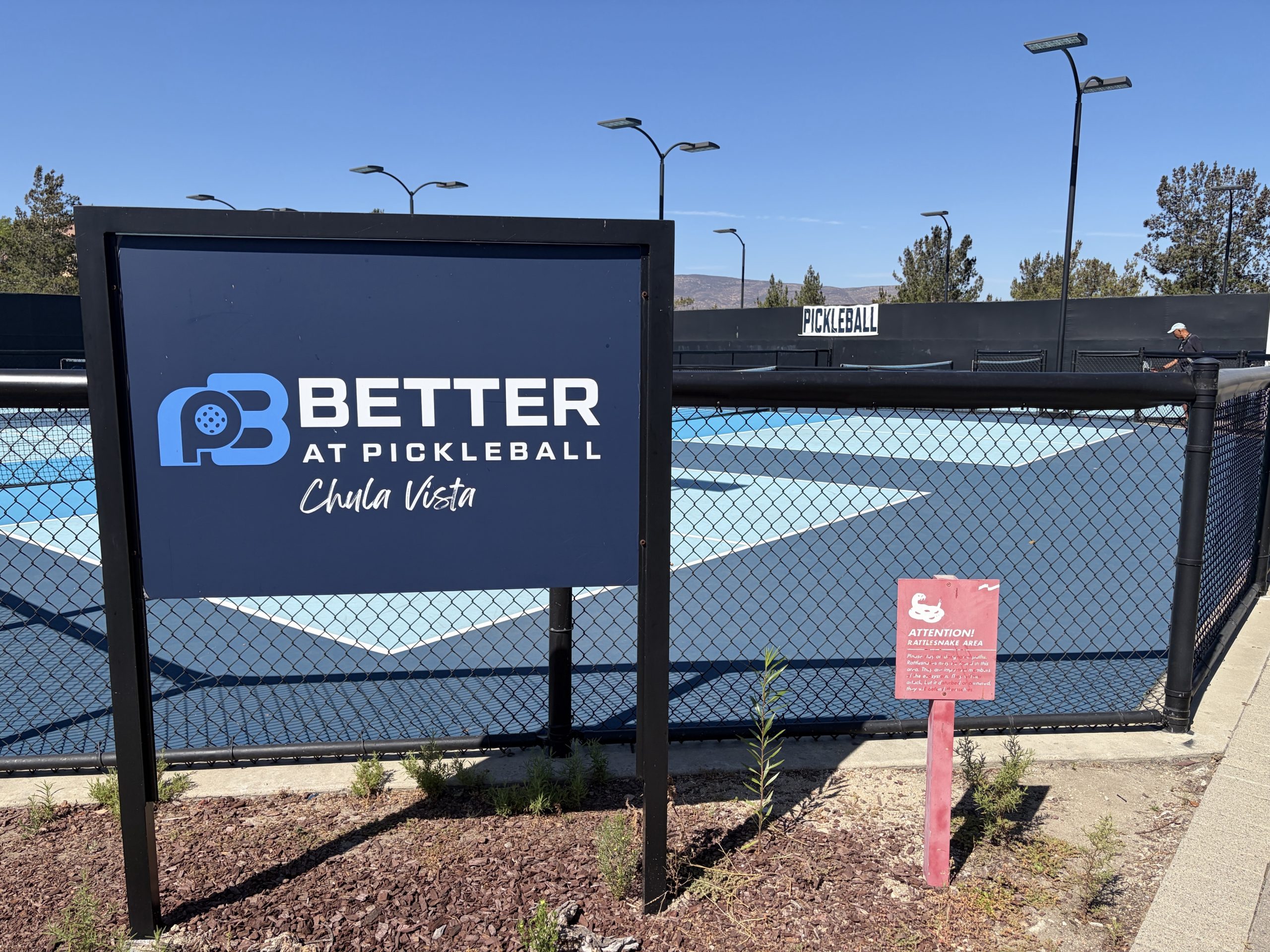 Mujer demanda a la ciudad de Chula Vista tras quedar inconsciente al apoyarse en una cerca electrificada en una cancha de pickleball Mujer demanda a la ciudad de Chula Vista tras quedar inconsciente al apoyarse en una cerca electrificada en una cancha de pickleball