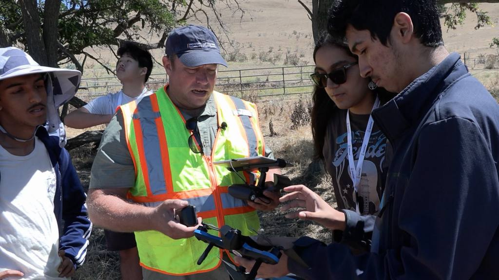 De la curiosidad al vuelo: una clase de drones abre nuevas posibilidades para j&oacute;venes