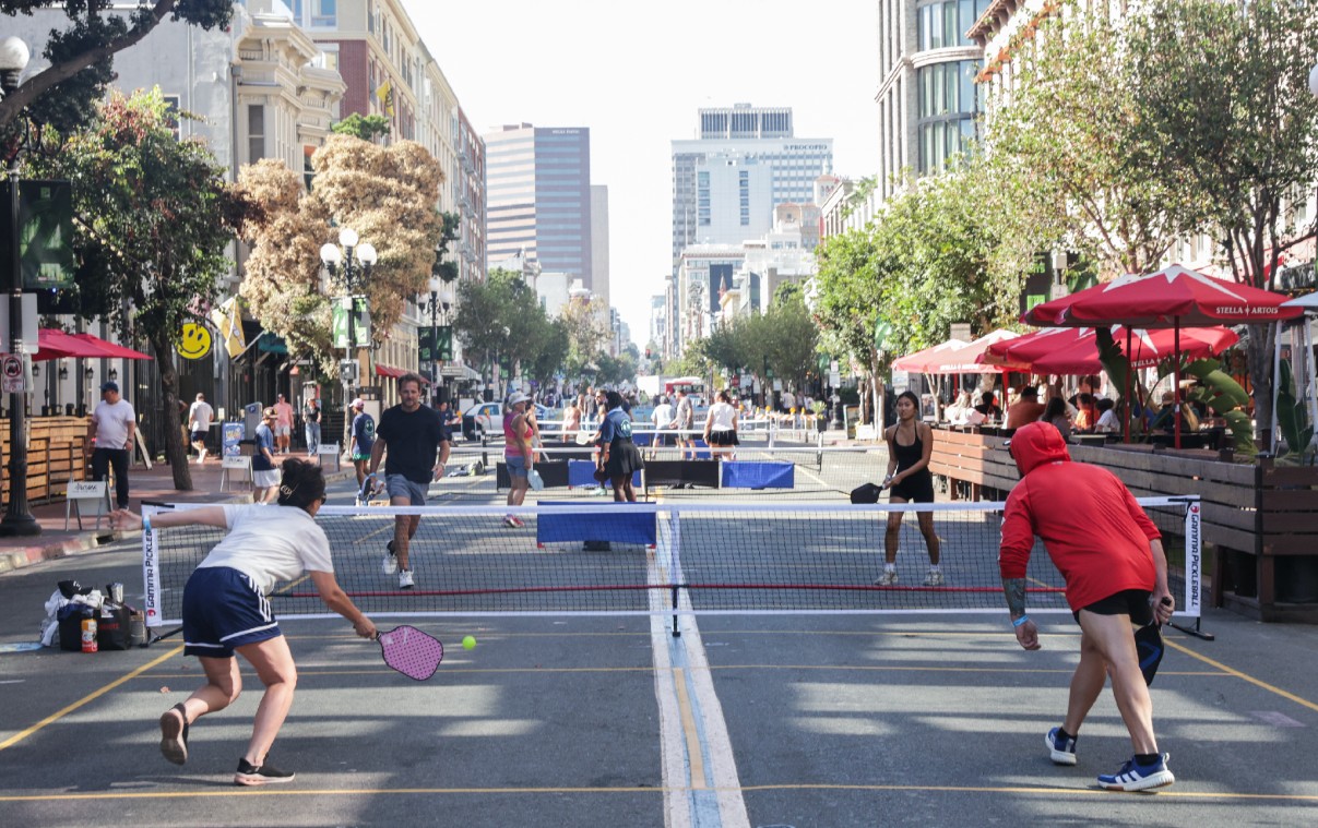 Regresan las canchas urbanas de pickleball al Gaslamp Quarter de San Diego Regresan las canchas urbanas de pickleball al Gaslamp Quarter de San Diego