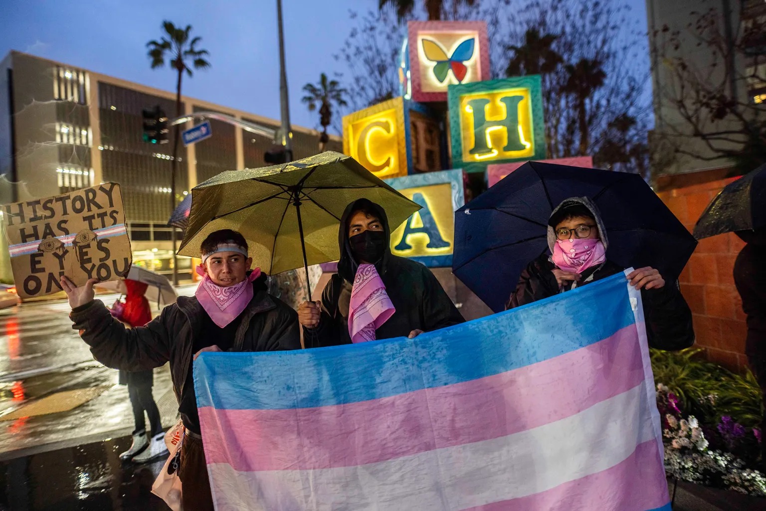 Padres de menores transgénero dicen que California no está preparada mientras el gobierno federal corta su atención médica