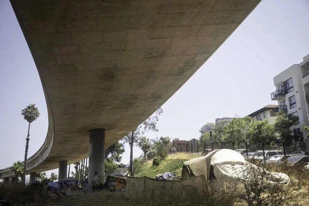 California registra descensos en la población sin hogar, pero persisten dudas sobre las cifras