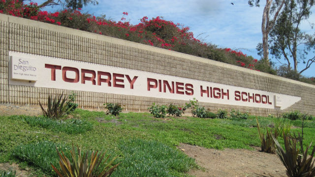 Estudiantes de Torrey Pines High demandan al distrito escolar por sanciones relacionadas con folletos pro-Trump