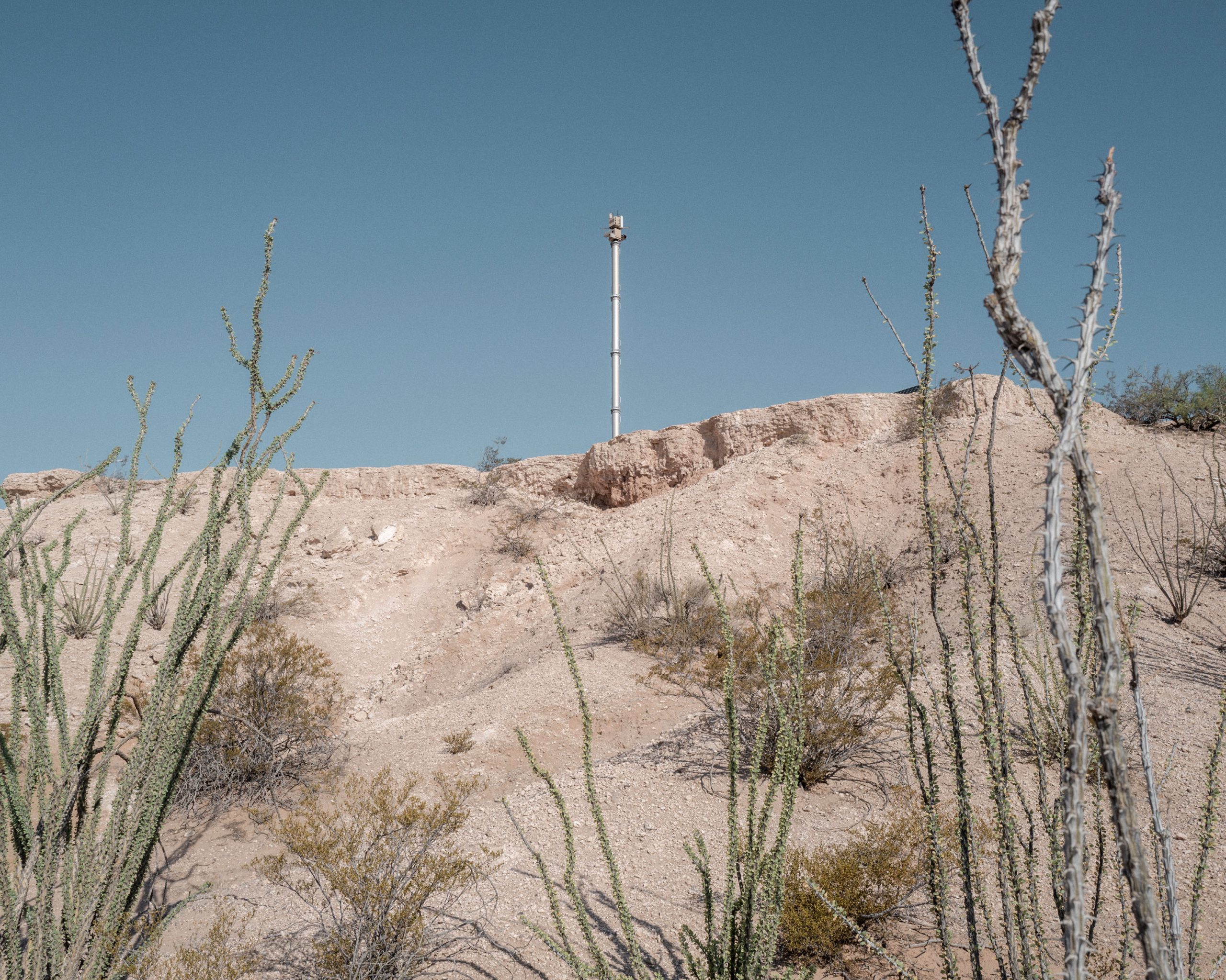 写真集 ÜBER GRENZEN ON BORDERS The U.S. spent billions on border surveillance. Why can't it catch