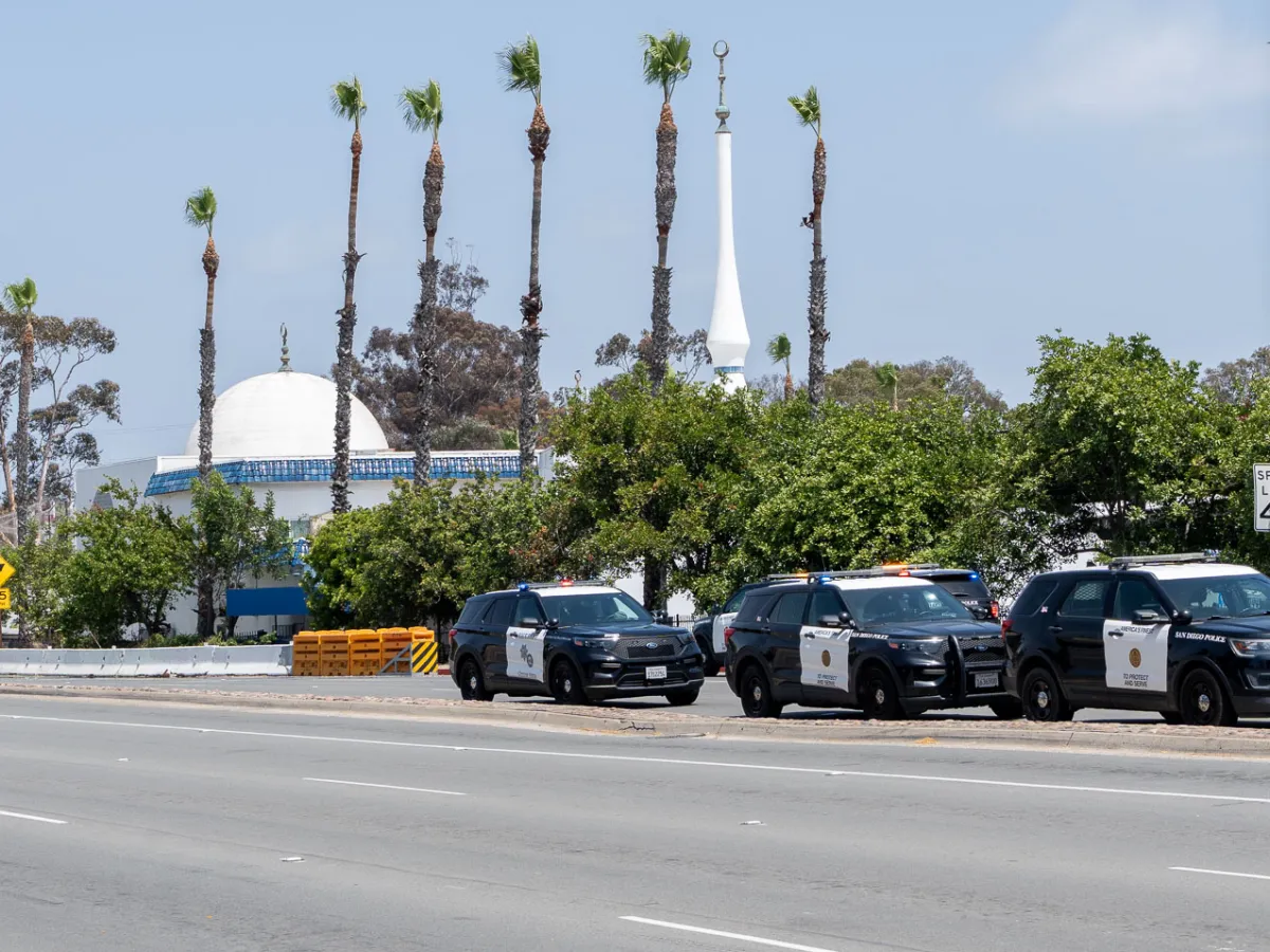 Familias de víctimas del tiroteo en el Centro Islámico de San Diego exigen registros del distrito escolar